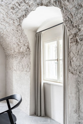 Odhalené zdivo dodává prostoru atmosféru...