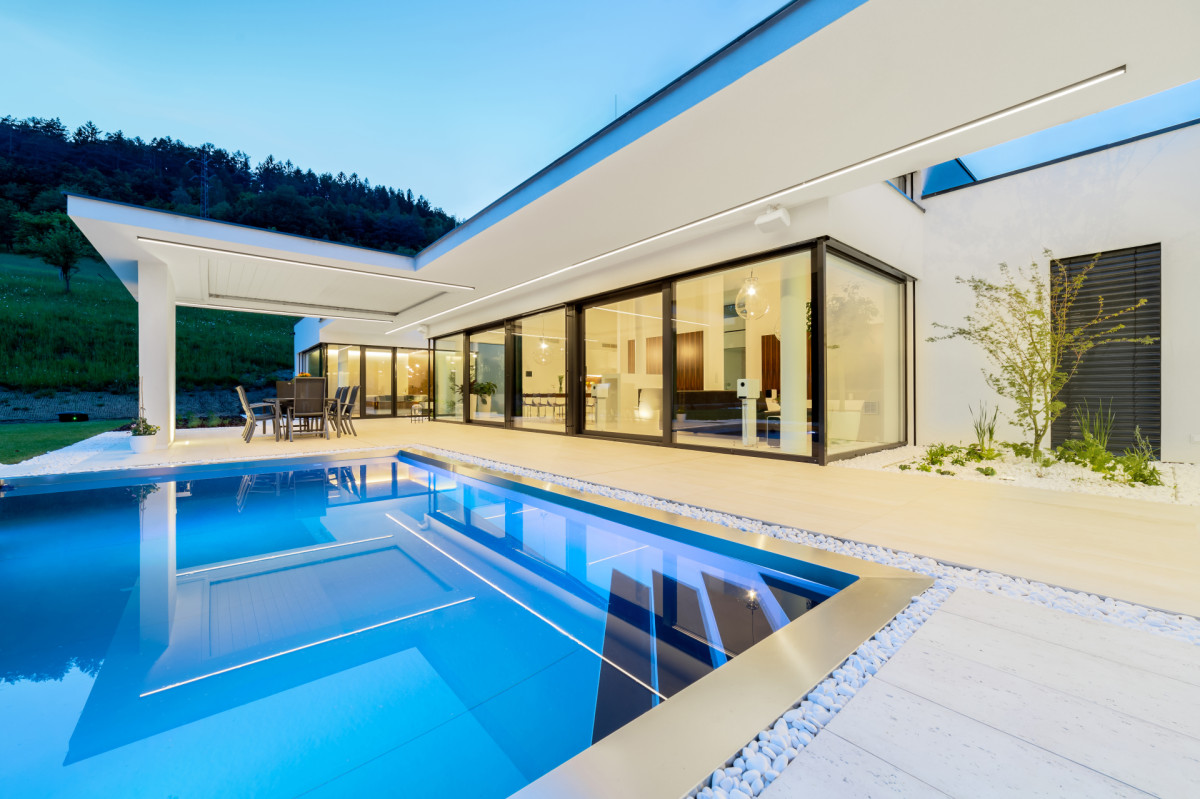 Exteriérová atria navazují určitou intimitu pro návštěvníky jednotlivých křídel. (Villa Všemina; Kareš Arch)