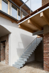 Nad kavárnou přibyl podkrovní byt.