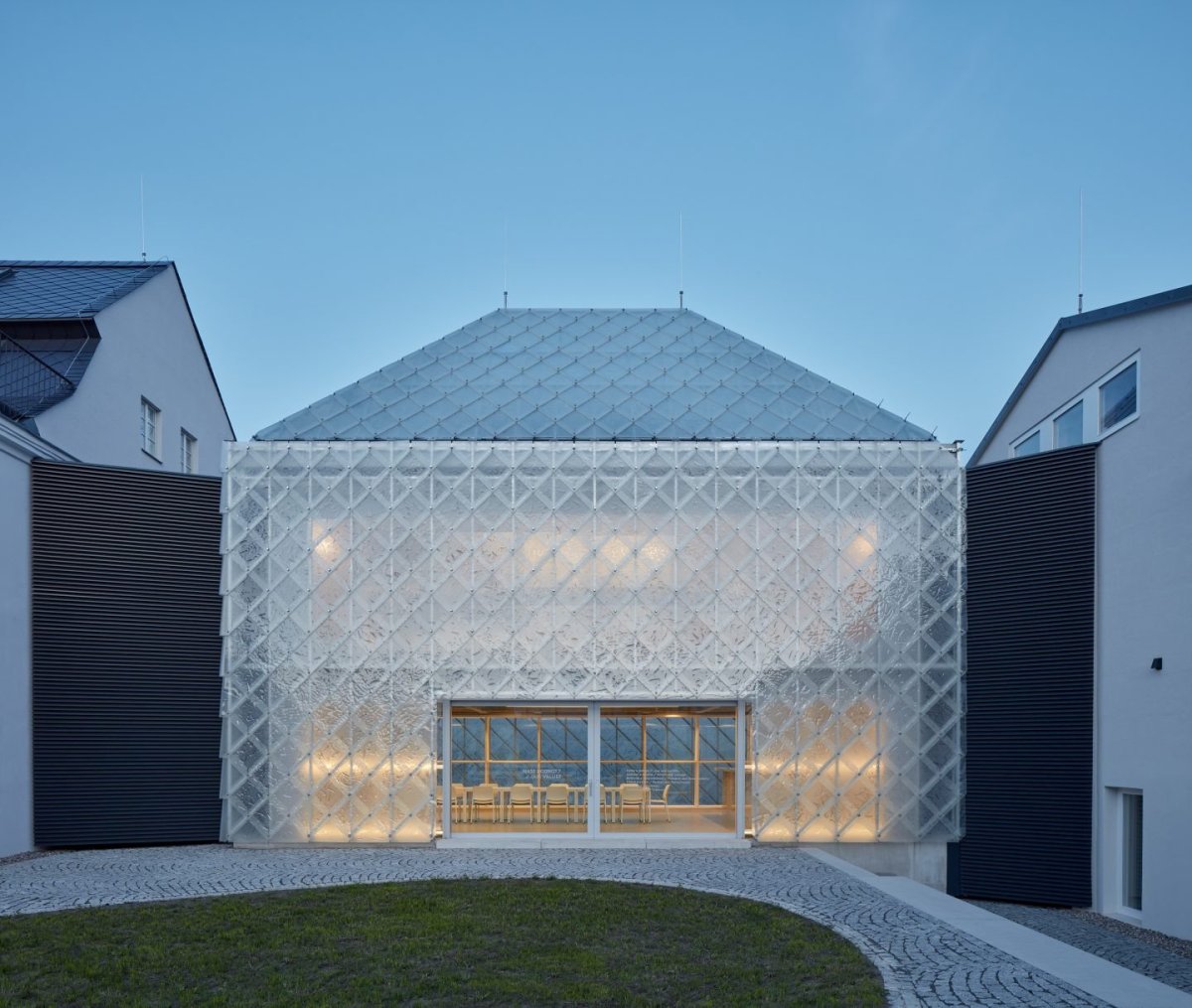 Hlavní cenu České ceny za architekturu 2020 získalo sídlo firmy Lasvit v Novém Boru od studia ov architekti/ Jiří Opočenský, Štěpán Valouch. Foto: BoysPlayNice