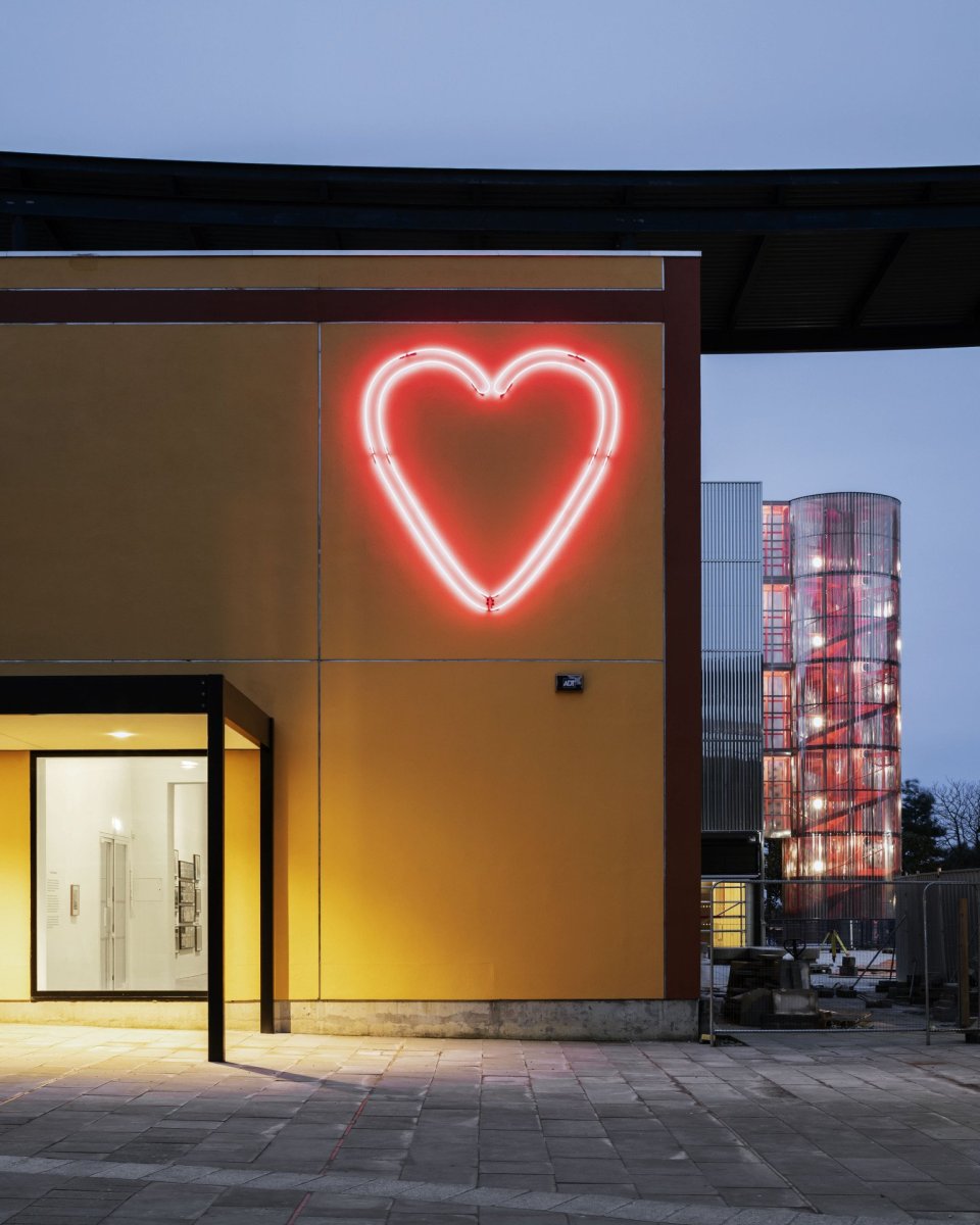 MK Gallery, 6a architects: teď podobné srdce září u vchodu do galerie