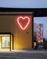 MK Gallery, 6a architects: teď podobné srdce září u vchodu do galerie