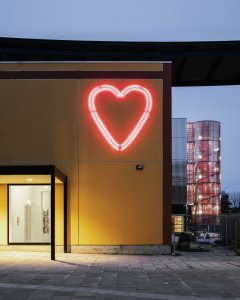 MK Gallery, 6a architects: teď podobné srdce září u vchodu do galerie