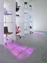 Konsepti nedávno otevřelo nový showroom s velkoformátovou projekcí, která v mnohém posouvá hranice vizualizací interiérů, za architektonickým návrhem stojí studio Perspektiv