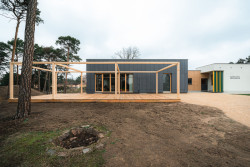 Je tu také hrací terasa. (Mateřská škola ve Vědomicích, Architip)