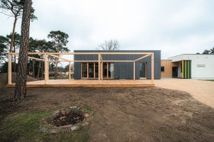 Je tu také hrací terasa. (Mateřská škola ve Vědomicích, Architip)