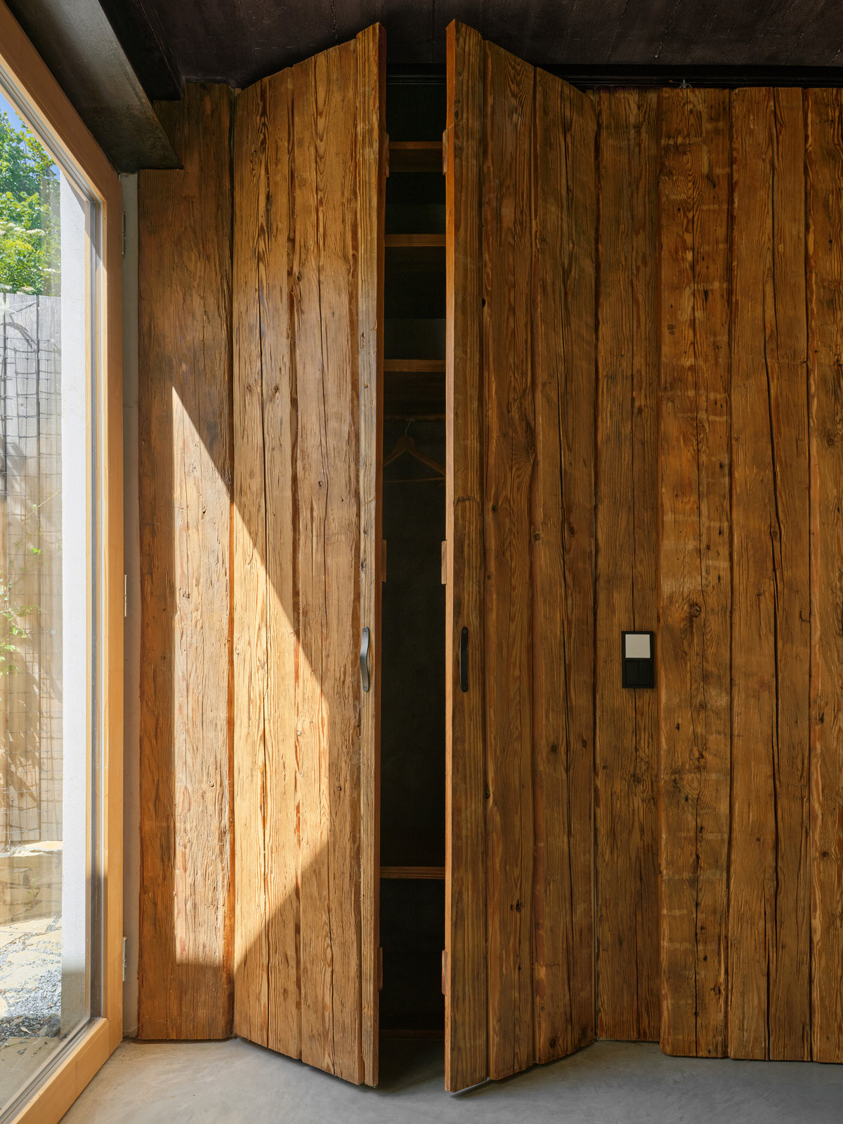 Na jídelnu navazuje sauna s malou odpočívárnou a výhledem do dvora. (Bukovanský domeček; SENAA architekti)
