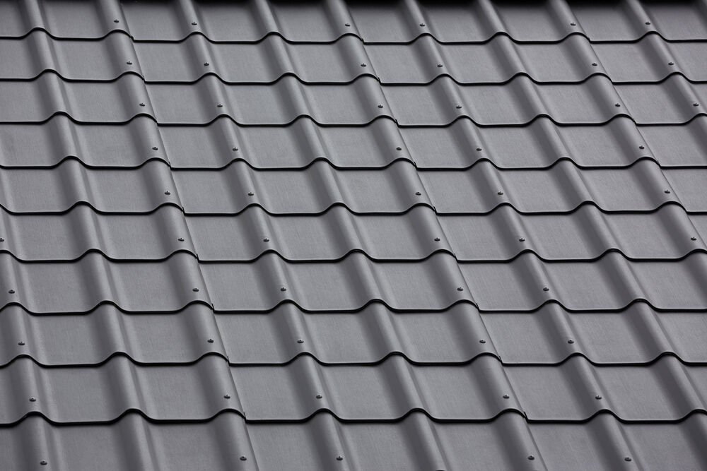 Profilovaná střešní krytina Swisspearl na domě HouseGyvel Stovring