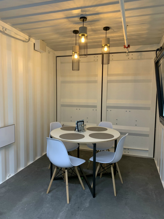 Kontejnerová stěna prodejny Kolovna, Hast Retail.