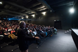 Architekt Jan de Vylder během přednášky v prosinci 2019 v kině Světozor v rámci cyklu Belgická inspirace spolku KRUH