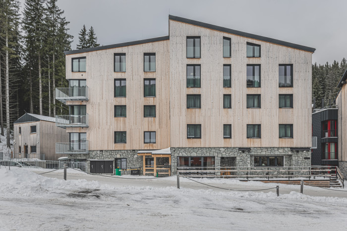 Studio Gebas realizovalo v Peci pod Sněžkou Hotel Zelený potok zahalený do dřeva.