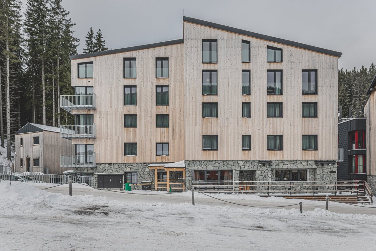 Studio Gebas realizovalo v Peci pod Sněžkou Hotel Zelený potok zahalený do dřeva.