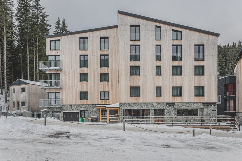 Studio Gebas realizovalo v Peci pod Sněžkou Hotel Zelený potok zahalený do dřeva.