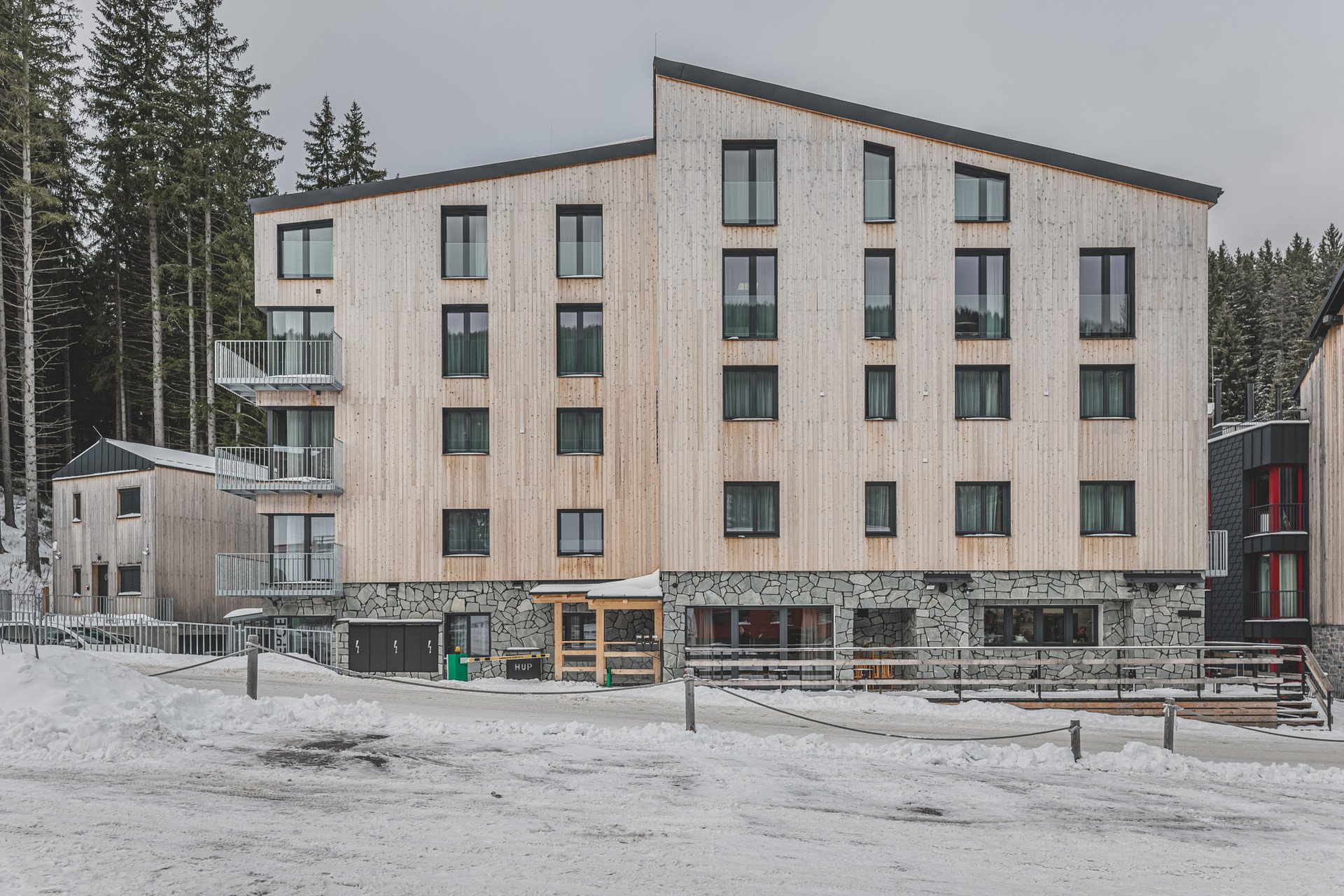 Studio Gebas realizovalo v Peci pod Sněžkou Hotel Zelený potok zahalený do dřeva.