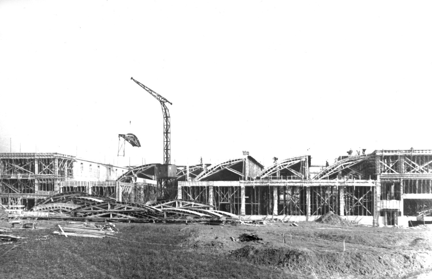 Obr. 4. Montáž bednění pro systém Zeiss-Dywidag pro továrnu firmy Feinapparate-Bau v Teplicích-Trnovanech, 1940. Zdroj: Státní okresní archiv v Litoměřicích