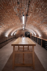 Pohled do winebaru (Vinařství Kolby v Pouzdřanech, ORA)