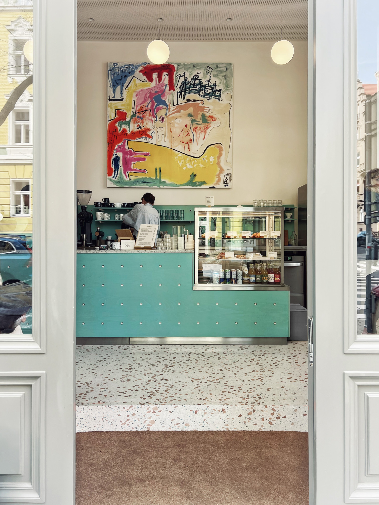 Interiér je pestrobarevný a vniřní prostor má dvě výškové úrovně. (Onesip Coffee, edit!)