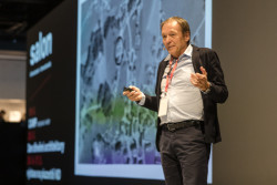 Helmut Dietrich při přednášce v rámci Salonu dřevostaveb v CAMPu