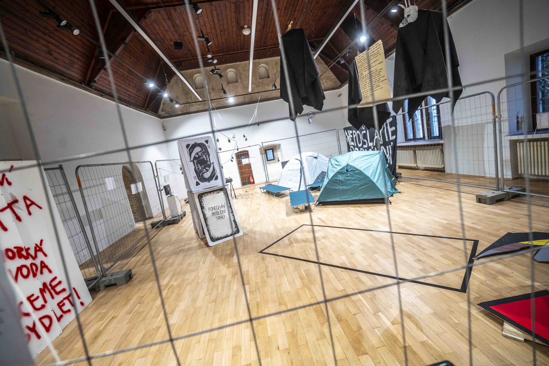 Od 20. prosince 2023 probíhá v GJF výstava, která upozorňuje na nedostupnost bydlení.