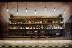 Interiéru dominuje bar. Foto