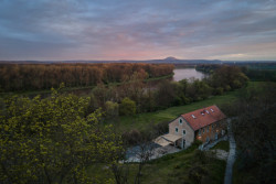 Poslední zastávkou je dům Na Lisu, který je určený ke krátkodobým pronájmům, a především slouží k svatebním pobytům. Stavení z roku 1608, kde se dříve nacházel dubový lis na víno, stojí na samotě na pravém břehu Labe nedaleko Prahy.