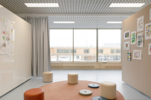 Pobytová chodba s pohyblivými stěnami (Nová škola LOŠBATES; SOA architekti)