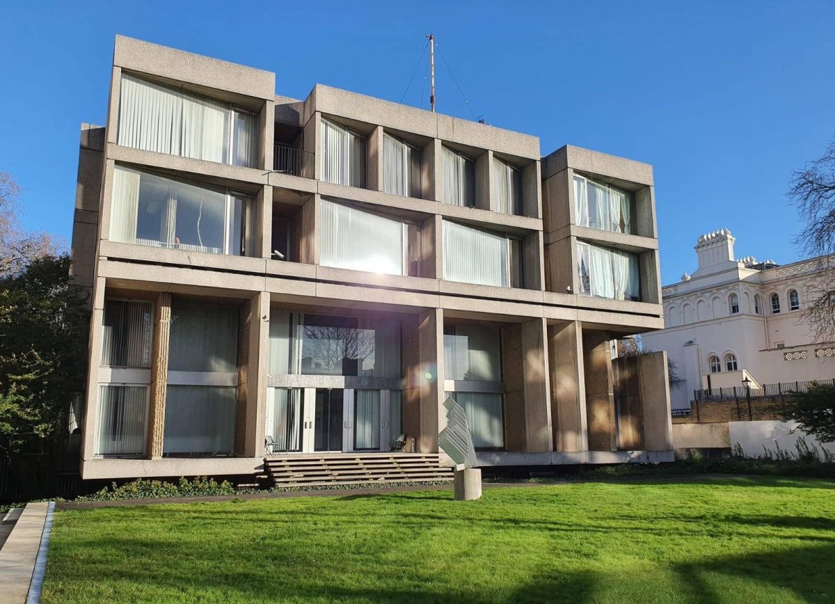 Zahradu státy sdílejí.
