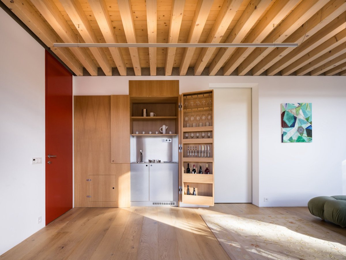 V pracovně je skrytý bar (AOC architekti, rezidence Zelený dům)