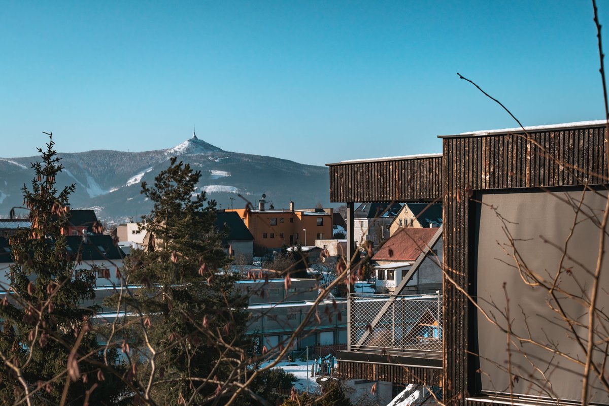 Výhodou pozemku jsou krásné výhledy do krajiny. (Dům Větrník v Ruprechticích od atakarchitekti)