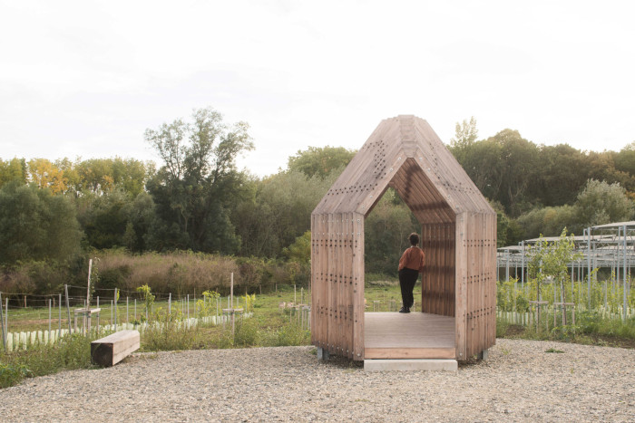 Lidé si zde můžou odpočinout, ale také se o agrovoltaice něco dozvědět a šířit poznání o budoucích možnostech propojení pěstování a udržitelných zdrojů.