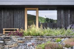 Rodinný dům stojí v chatařské lokalitě. (Zahrada rodinného domu u vodní nádrže Kamýk, Atelier Flera)