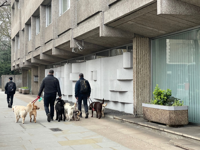 Plastika od Stanislava Kolíbala v parteru ambasády - u dětí a psů oblíbená.