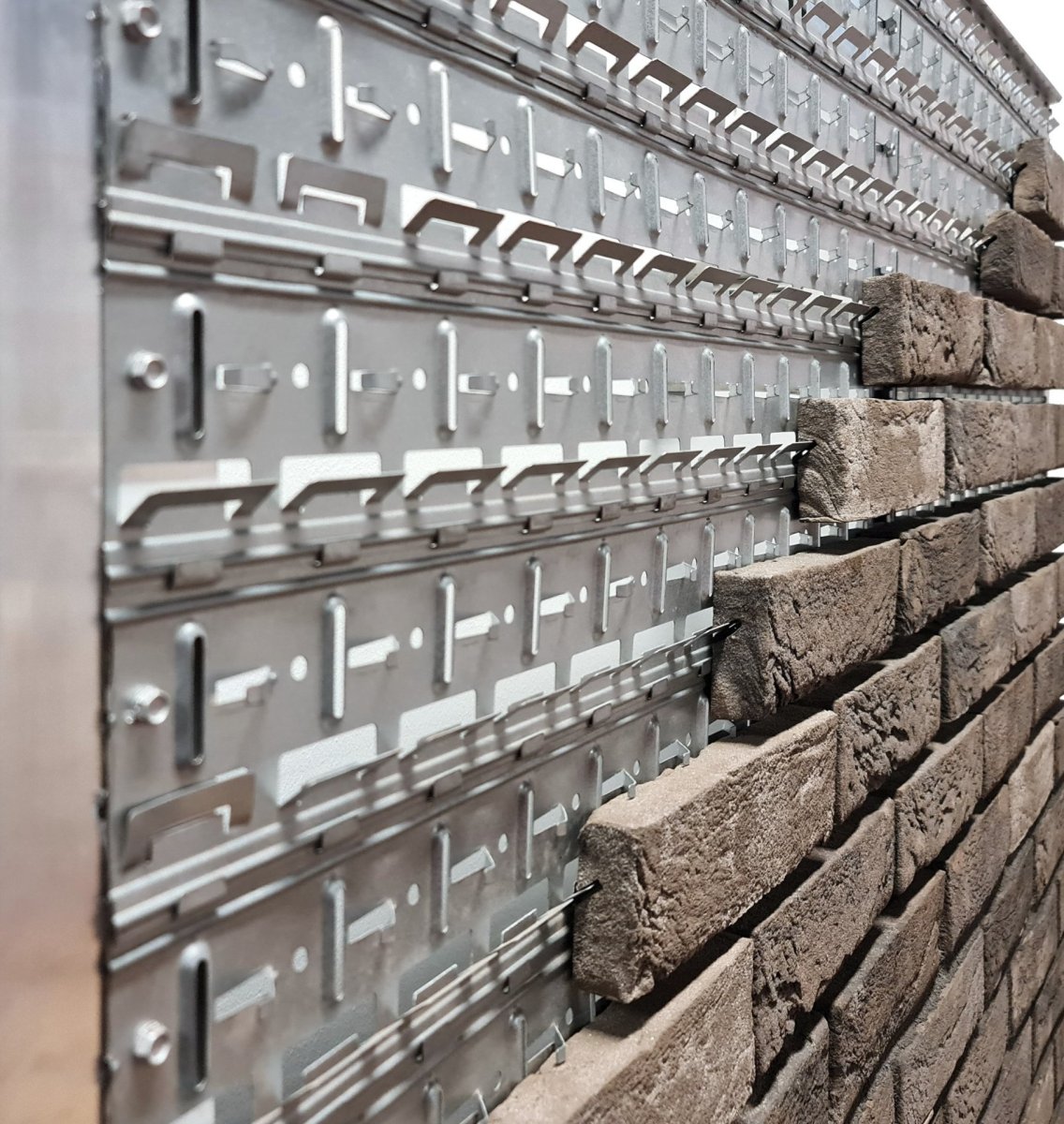 Budova Metalica na Nové Waltrovce je první budovou u nás, na níž byl použit moderní fasádní systém Bricknology.