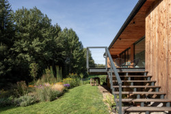 Na vnitřní prostory navazuje prostorná terasa, „největší pobytová plocha“, jak říkají architekti.