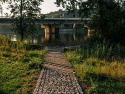 „Donedávna to bylo místo, kde jste měli pocit, že se může téměř vše. Jak v tom negativním smyslu, ale i v tom pozitivním,“ popisují architekty. (Park U Vody v Praze-Holešovicích, YYYY)