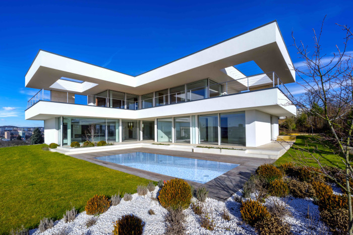 Podle návrhu ateliéru Kareš Arch vznikla další neofunkcionalistická vila nad Brnem s velkými prosklenými plochami