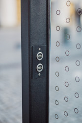 Prototyp zastávkového přístřešku MHD se zábradlím na Palackého náměstí v Praze.