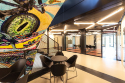 Nové sídlo KOMA MODULAR v pavilonu z EXPO 2015 získalo cenu Nejatraktivnější pracovní prostředí v soutěži Zasedačka roku.