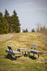 Lavice s opěrkou na Pustevnách. Oboje z masivního dubového dřeva. Místo pro odpočinek a vnímání krásy Beskyd.
