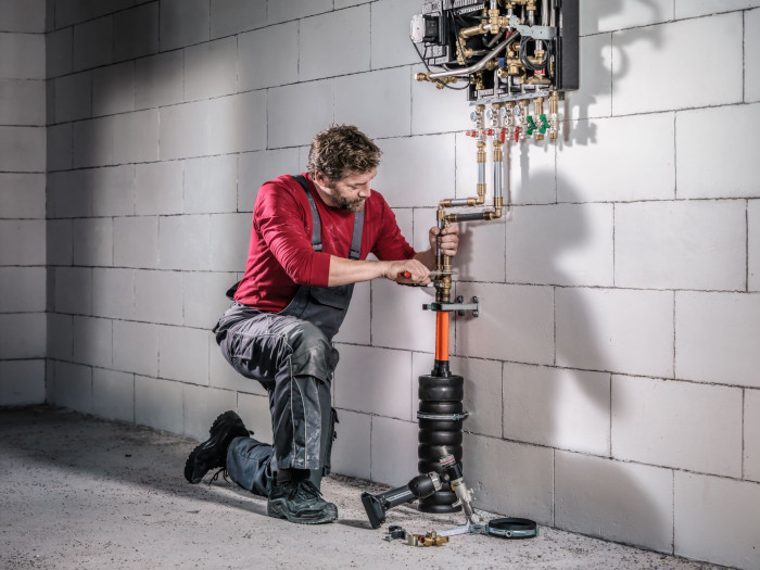 Potrubní systém RAUTHERMEX od REHAU je určen pro náročnější aplikace s vyššími teplotními požadavky a delšími trasami.