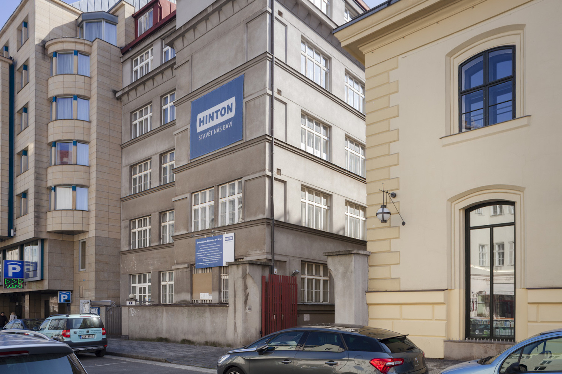 Průčelí objektu z ulice V Celnici před rekonstrukcí.