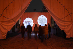 Večerní výjev: zlozvyky se promítají na opony (Peer Collective a Kateřina Šedá, Festival vánočních zlozvyků)