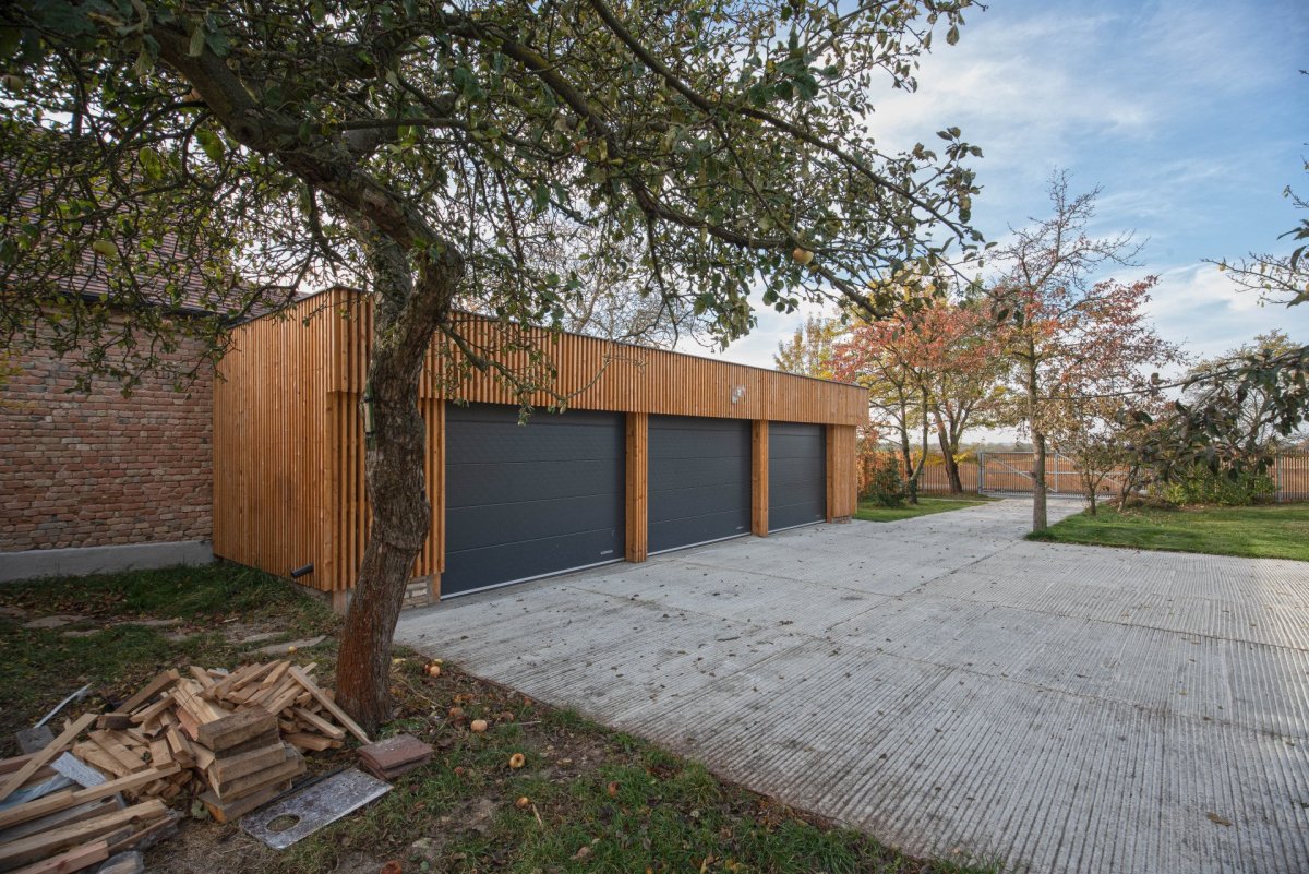Skvadra architekti - Přestavba stavení v severních Čechách: Garáže z druhé strany chlívků