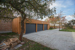 Skvadra architekti - Přestavba stavení v severních Čechách: Garáže z druhé strany chlívků