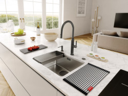 Kuchyňská baterie MYTHOS MASTERPIECE včetně doplňků v podobě dávkovače saponátu ATLAS NEO, easy click ovládání výpusti, hranatého přepadu a kulaté krytky výpusti. Vše provedení celonerez antracit s povrchovou úpravou PVD.