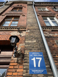 Stojí tady ještě poválečné cihlové bytovky.