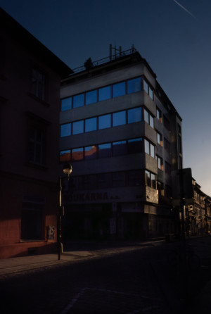 Funkcionalistický obchodní dům Brouk a Babka z roku 1935 navrhl architekt Karel Chochola. Budova patří k nejvýraznějším ukázkám meziválečné architektury v Českých Budějovicích.