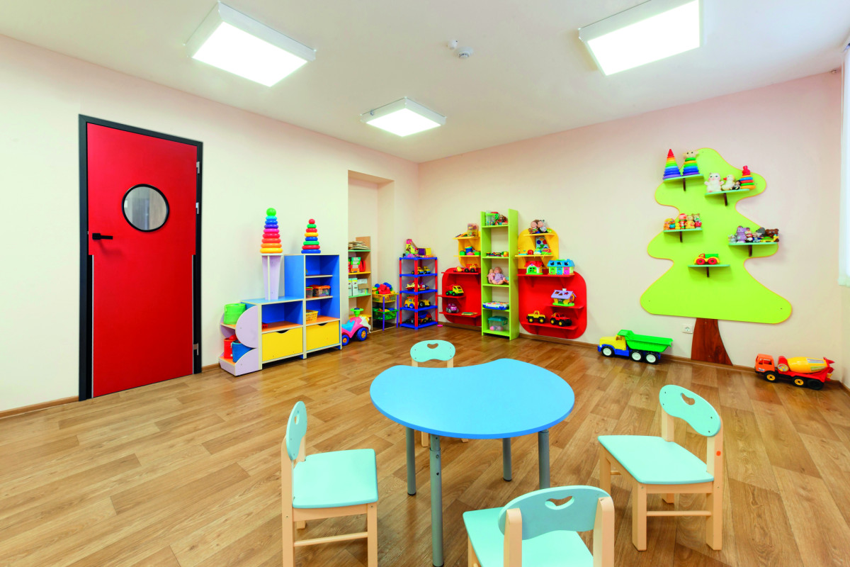 Dveřní systém Seguridad Pro+ od společnosti DOORNITE představuje profesionální technické řešení navržené speciálně pro školy a školky.