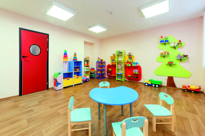 Dveřní systém Seguridad Pro+ od společnosti DOORNITE představuje profesionální technické řešení navržené speciálně pro školy a školky.