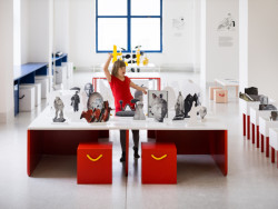 Název nového prostoru ATLAS vznikl jako zkratka. Znamená to Ateliér Tvorby a Laboratoř Asociativního Snění tvořit. (ATLAS, No Architects)